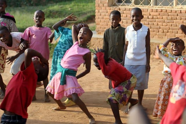 רואנדה, כנסייה, ילדים רוקדים