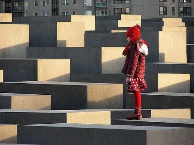 ילדה באדום, אנדרטה לשואה, ברלין
