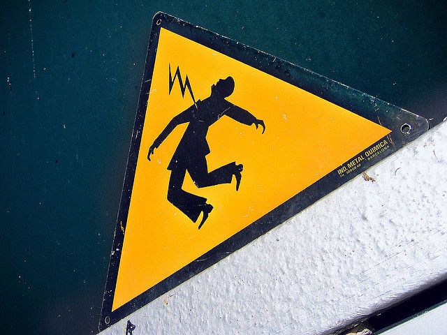 מכת חשמל, אזהרה, שלט