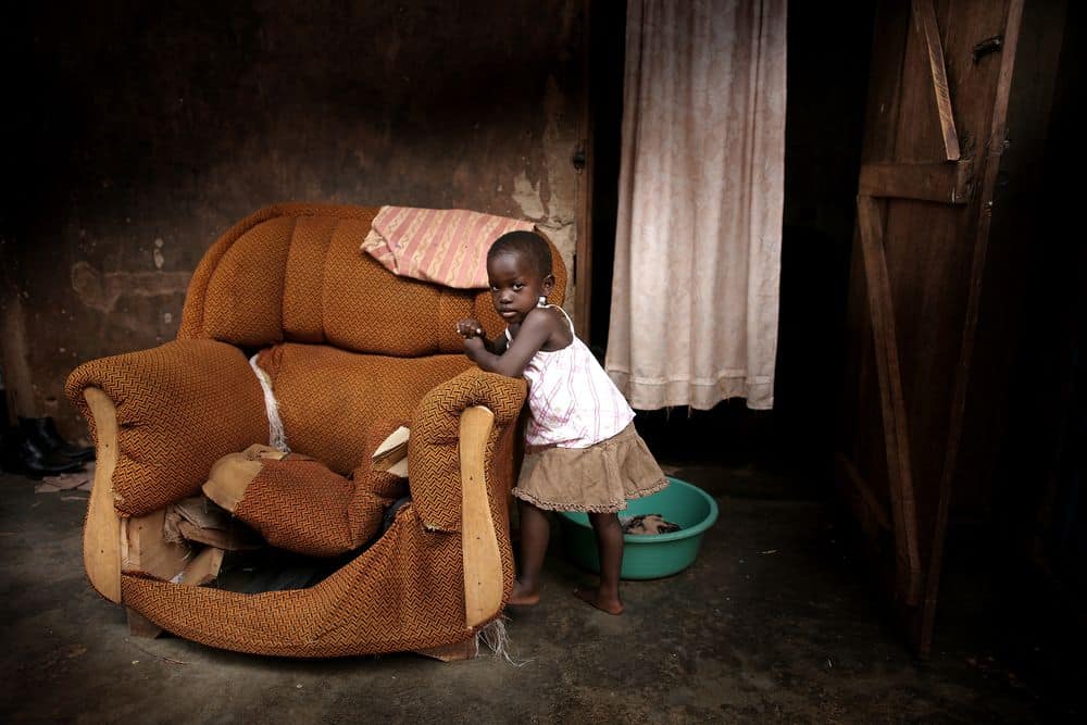 עוני, קמפלה, אוגנדה, ילדה קטנה, כורסה ישנה