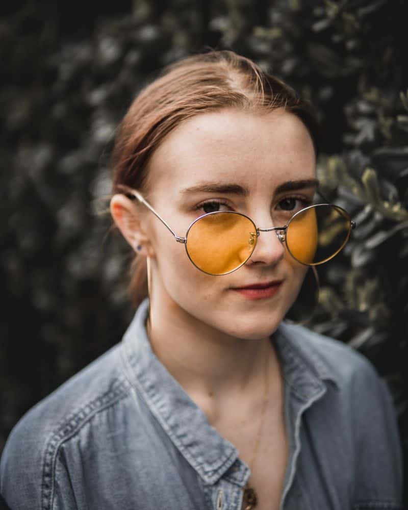 אישה צעירה, משקפיים, עדשות צהובות