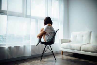 אישה לבד, כיסא, בדידות