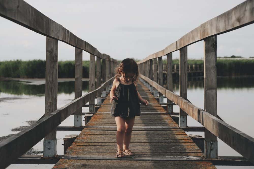 ילדה, גשר עץ