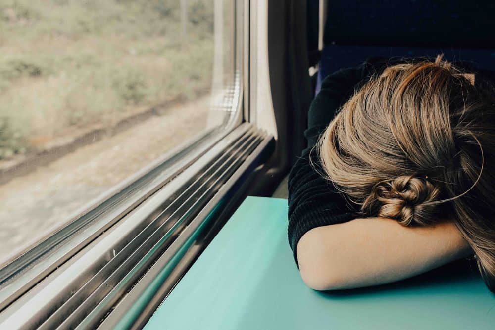 רכבת, אישה ישנה, עייפות