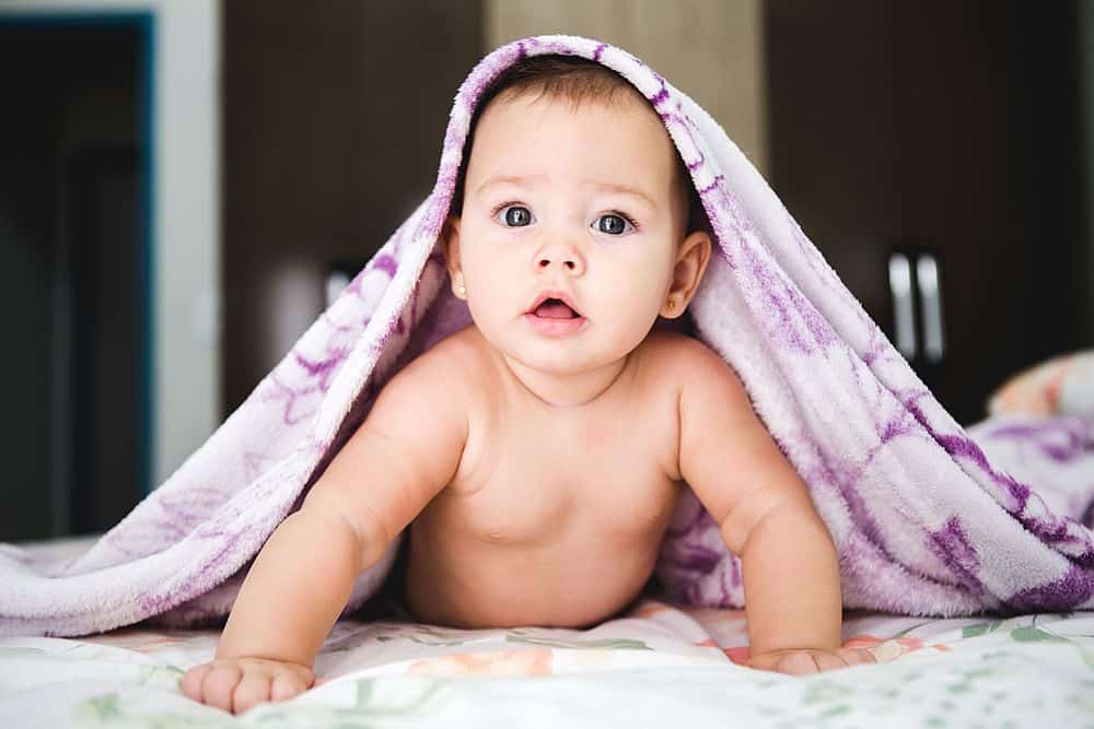 תינוקת, שמיכה, מבט