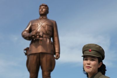 צפון קוריאה, מנהיג, פסל, חיילת