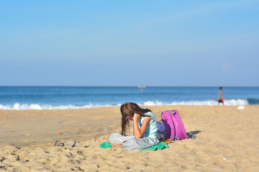 ילדה, ספר, חוף הים, ילקוט, בית ספר, למידה מרחוק