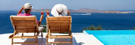 יוון, אי יווני, תיירים, כסאות נוח, שמש, שיזוף