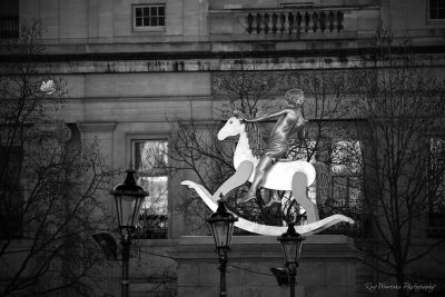 כיכר טרפלגר, לונדון, סוס עץ, פסל