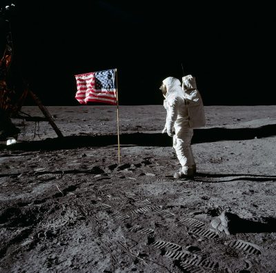 אפולו 11, באז אולדרין, ירח, דגל, הצדעה