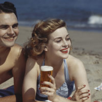 חוף הים, בירה, זוג, שנות החמישים