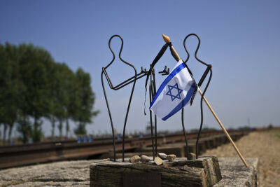 דגל ישראל, אושוויץ, תלמידי בית ספר, אנדרטה