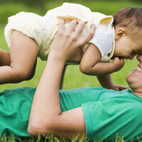 אבא, בת, תינוקת, משחק, דשא