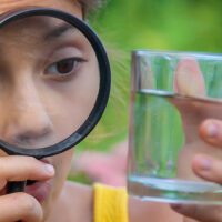 ילדה, כוס מים, זכוכית מגדלת, לימוד, למידה, תגליות