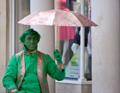 מופע רחוב, פנטומימה, ירוק, מטרייה