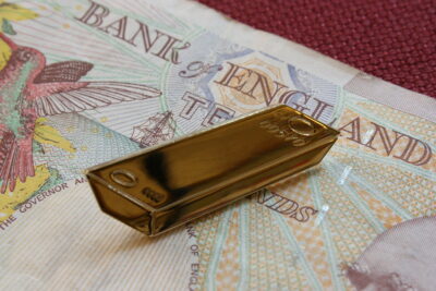 מטיל זהב, זהב, ליש"ט, The Bank of England